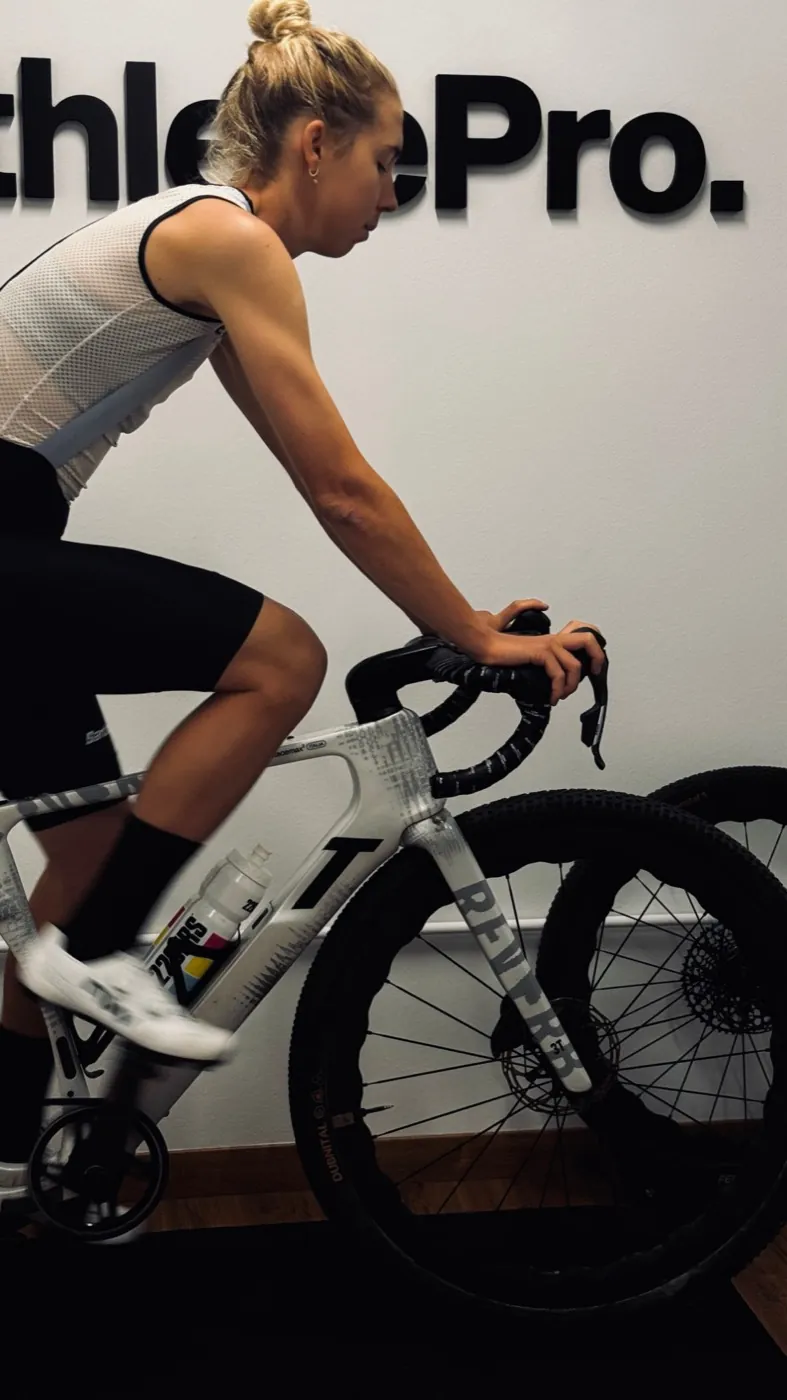 Ajuste biomecánico de una bicicleta en el estudio de AthletePro
