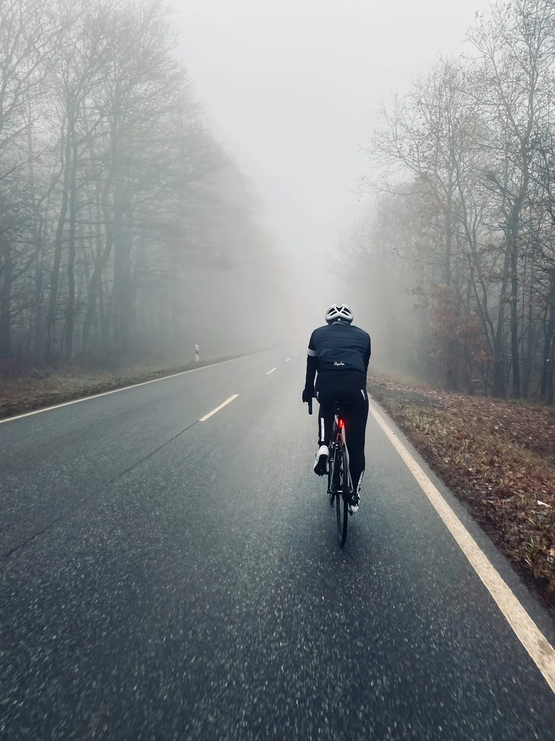 Ciclista de carretera entrenando en una carretera de montaña